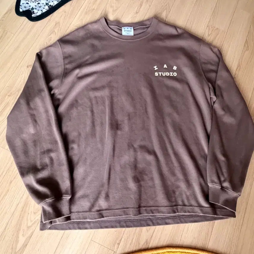 [BUNJANG] IAB Studio Long Sleeve T-shirt (Cream) / 아이앱 스튜디오 롱슬리브 초코 크림