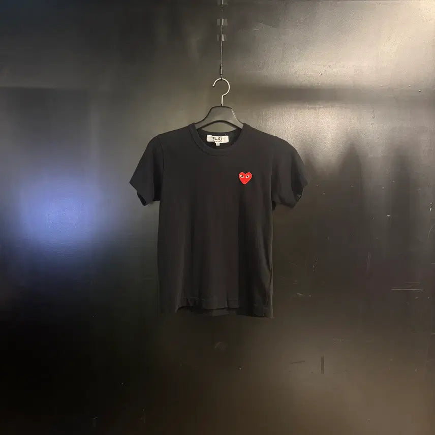 [BUNJANG] Comme des Garçons PLAY Red Heart Applique Black T-Shirt / 꼼데가르송 플레이 레드 하트 와펜 블랙 티셔츠