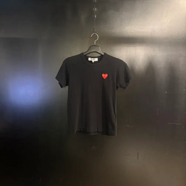 [BUNJANG] Comme des Garçons PLAY Red Heart Applique Black T-Shirt / 꼼데가르송 플레이 레드 하트 와펜 블랙 티셔츠