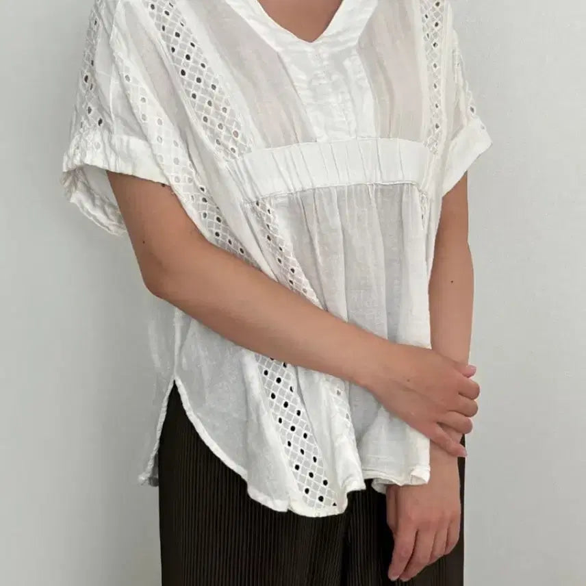 [BUNJANG] Cotton Eyelet Dolman Blouse / 코튼 아일렛 돌먼 블라우스