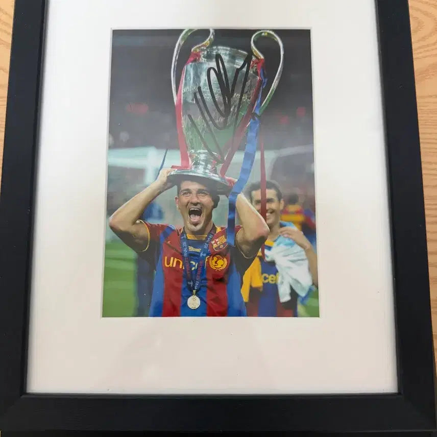 [BUNJANG] David Villa Signed Barcelona Football with Frame / 바르셀로나 다비드 비야 친필 싸인 축구 + 액자 보관