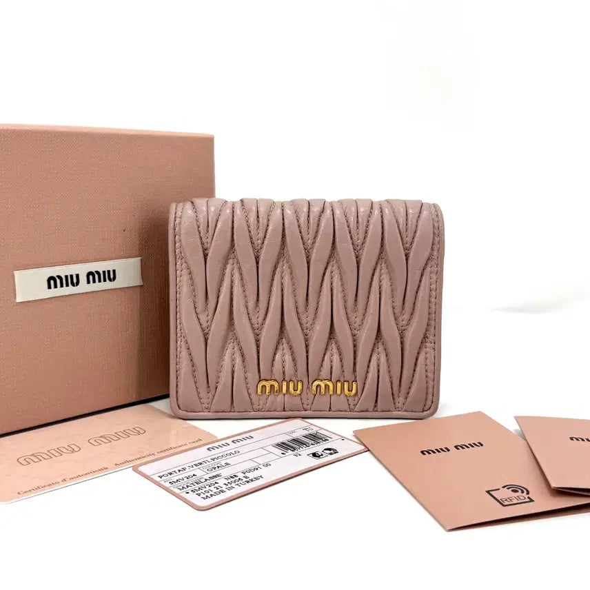 [BUNJANG] Miu Miu Matelassé Bi-Fold Wallet (5MV204) / 미우미우 마테라쎄 여성 반지갑 (5MV204)