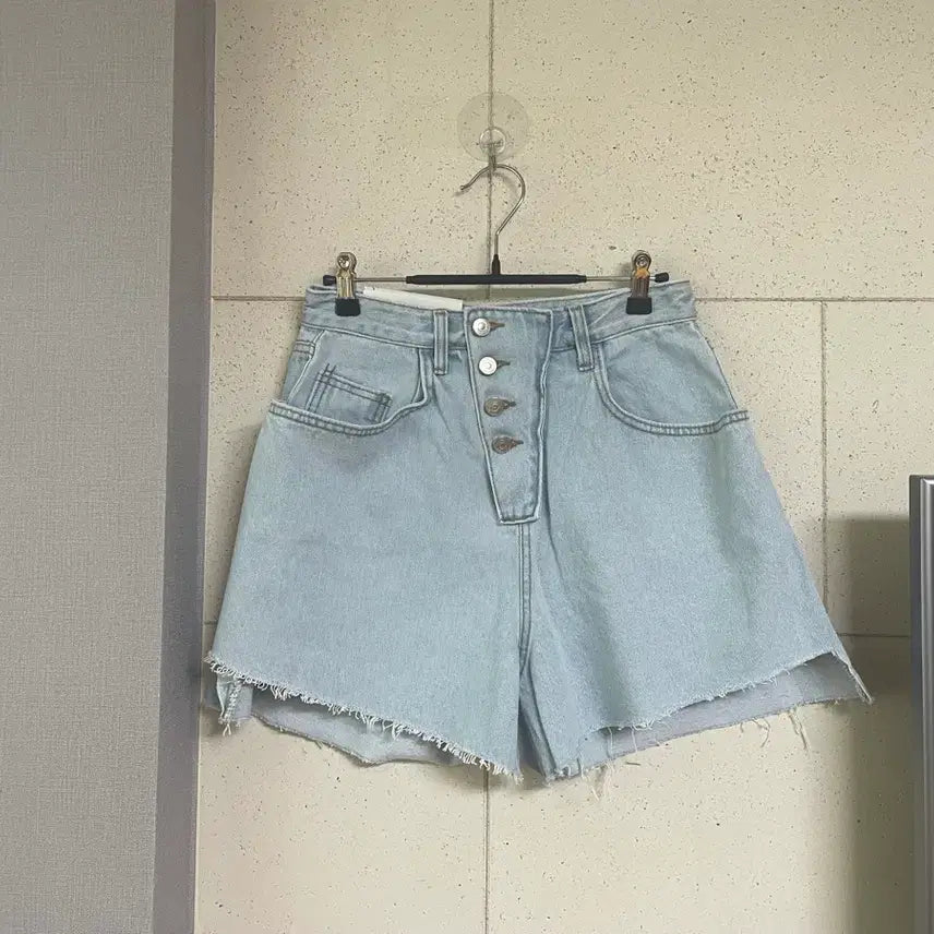 [BUNJANG] ITZELL A-Line Light Wash Denim Cut-off Pants / a라인 3부 연청 데님 컷팅 팬츠 (L=M)새상품
