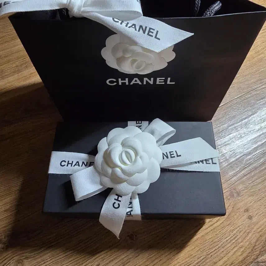 [BUNJANG] Chanel Sunglasses Box with Shopping Bag and Ribbon / 샤넬 선글라스 박스 // 샤넬 쇼핑백 // 샤넬박스