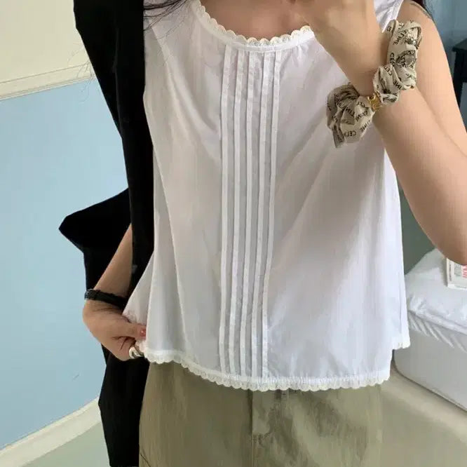 [BUNJANG] A Little Bit Back Point Lace Sleeveless Blouse / 어리틀빗 백포인트 레이스 나시 블라우스