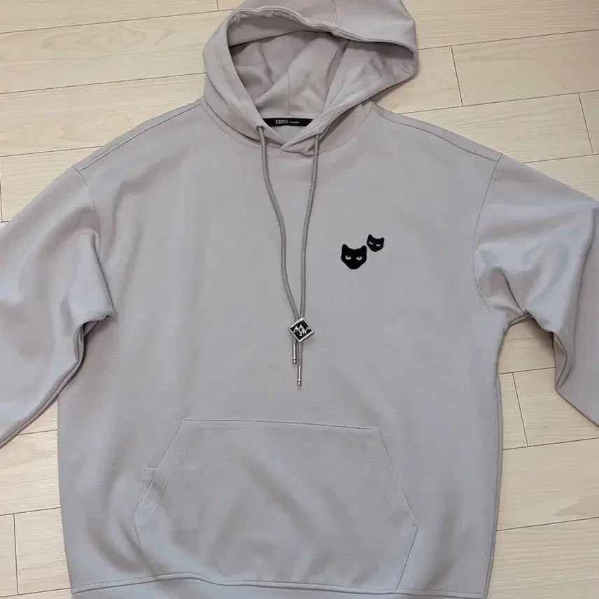 [BUNJANG] Songzio Grey Cat Embroidery Hoodie and Jogger Pants Set / 송지오 그레이 후드 상하의 세트