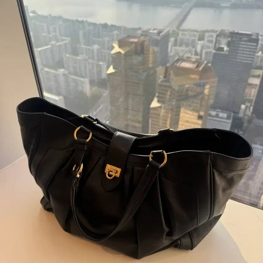 [BUNJANG] Salvatore Ferragamo Calfskin Tote Bag Black / 페라가모 소가죽 토트백 블랙