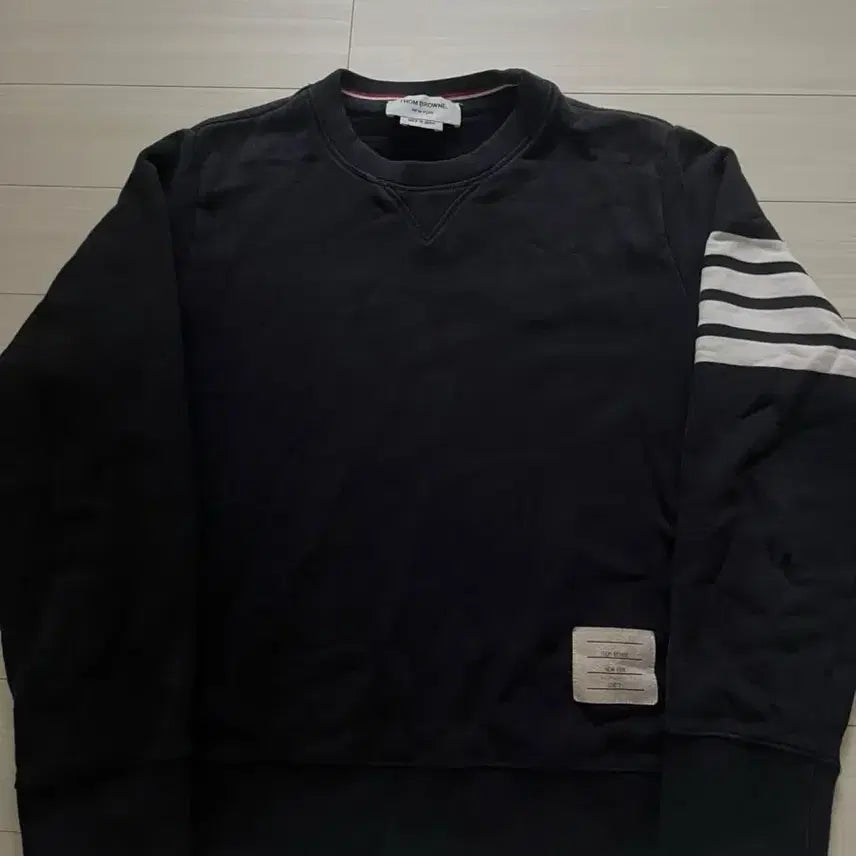 [BUNJANG] Thom Browne Diagonal Stripe Sleeve Sweatshirt / 톰브라운 사선 완장 맨투맨