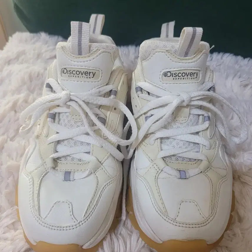 [BUNJANG] Discovery Expedition White Sneakers / 디스커버리 익스페디션 흰색 운동화