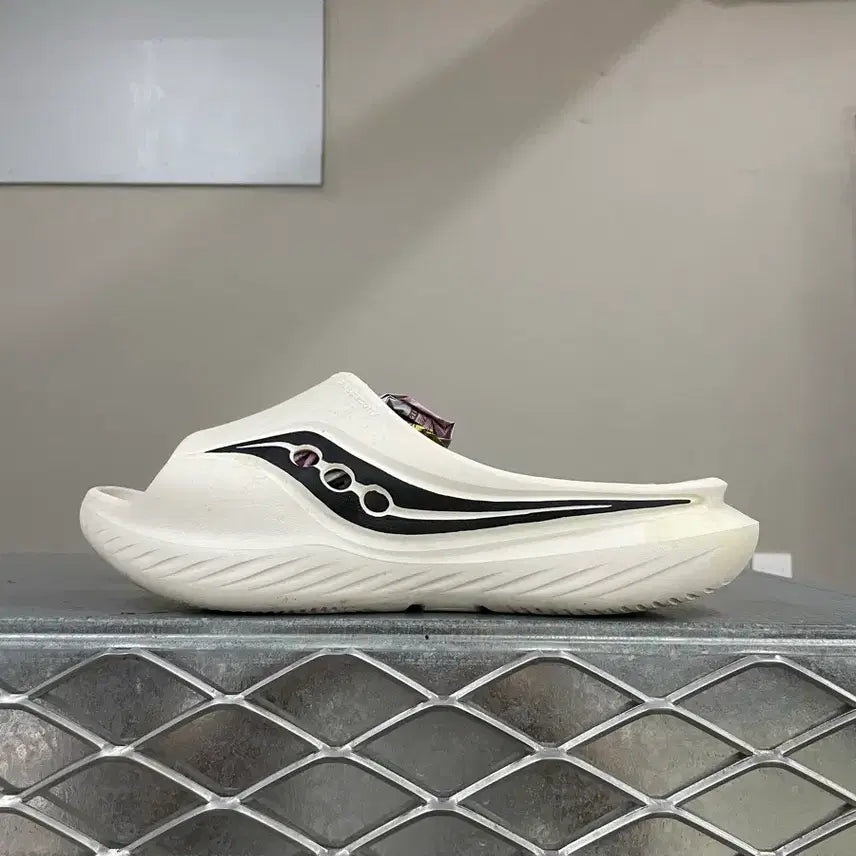 [BUNJANG] Saucony Cradle Slide Sandals / 써코니 크래들 슬라이드 M10.5