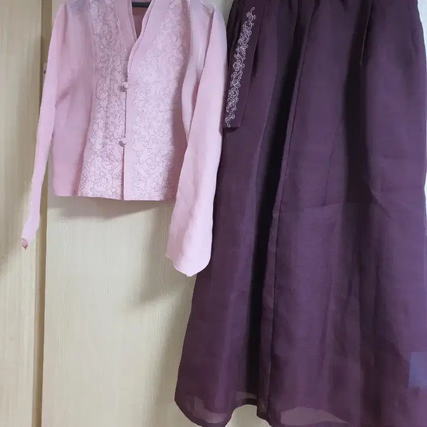 [BUNJANG] Flower Embroidered Pink Jeogori and Purple Skirt Set (Size 77) / 핑크색 저고리 플라워 자수 저고리 + 퍼플 치마 (77사이즈)