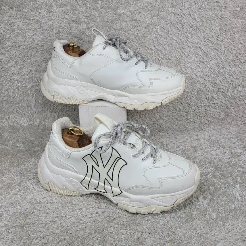 [BUNJANG] MLB New York Yankees Logo Sneakers White / 구제짱짱맨 270 MLB 뉴욕 양키스 로고 스니커즈 화이트