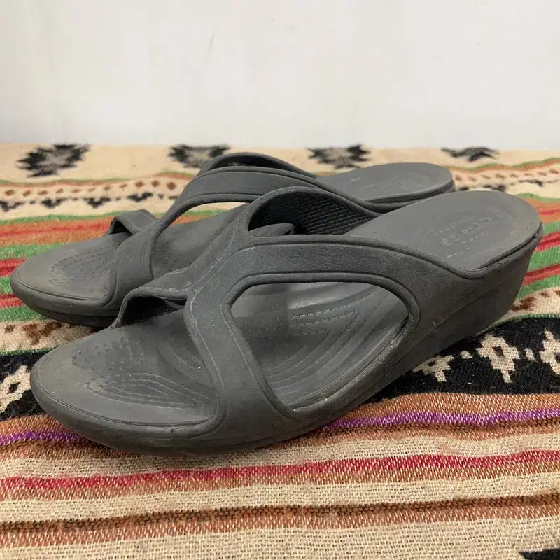 [BUNJANG] Crocs Sanrah Wedge Sandals Slides W8 / 크록스 산라 웨지 샌들 슬리퍼 W8 X01987