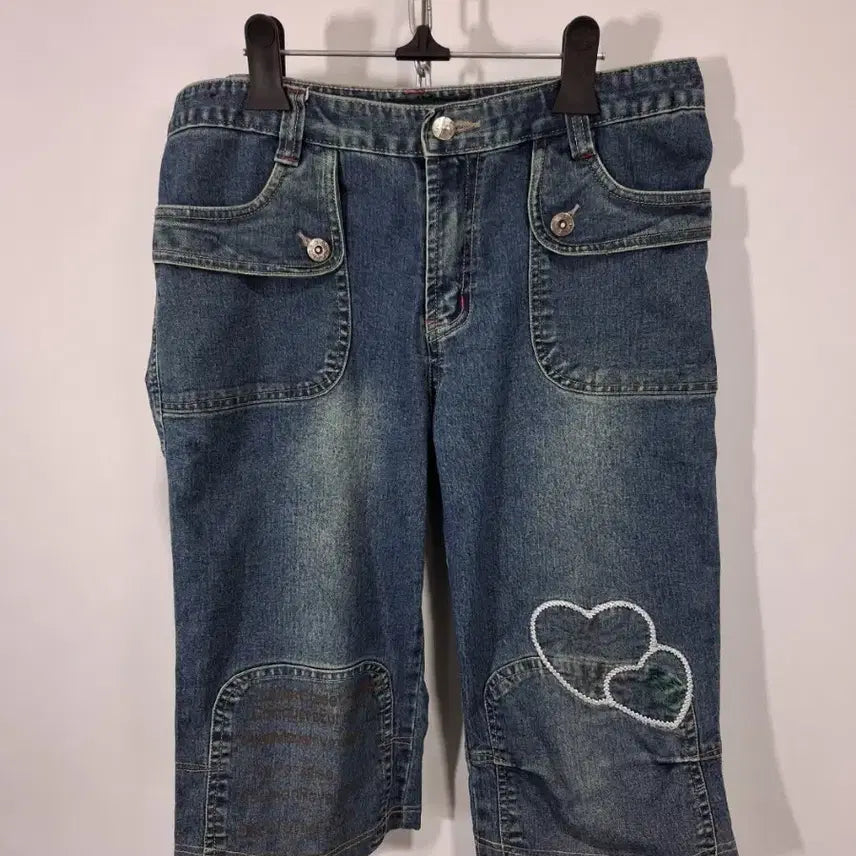[BUNJANG] Blue Denim Shorts with Heart Embroidery (3/4 Length) / 청반바지 하트 자수 3부 길이