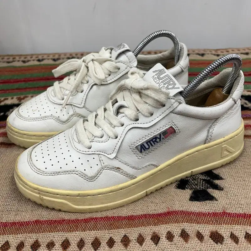 [BUNJANG] Autry Medalist Low Sneakers 37 / 오트리 메달리스트 로우 스니커즈 운동화 37 X01969