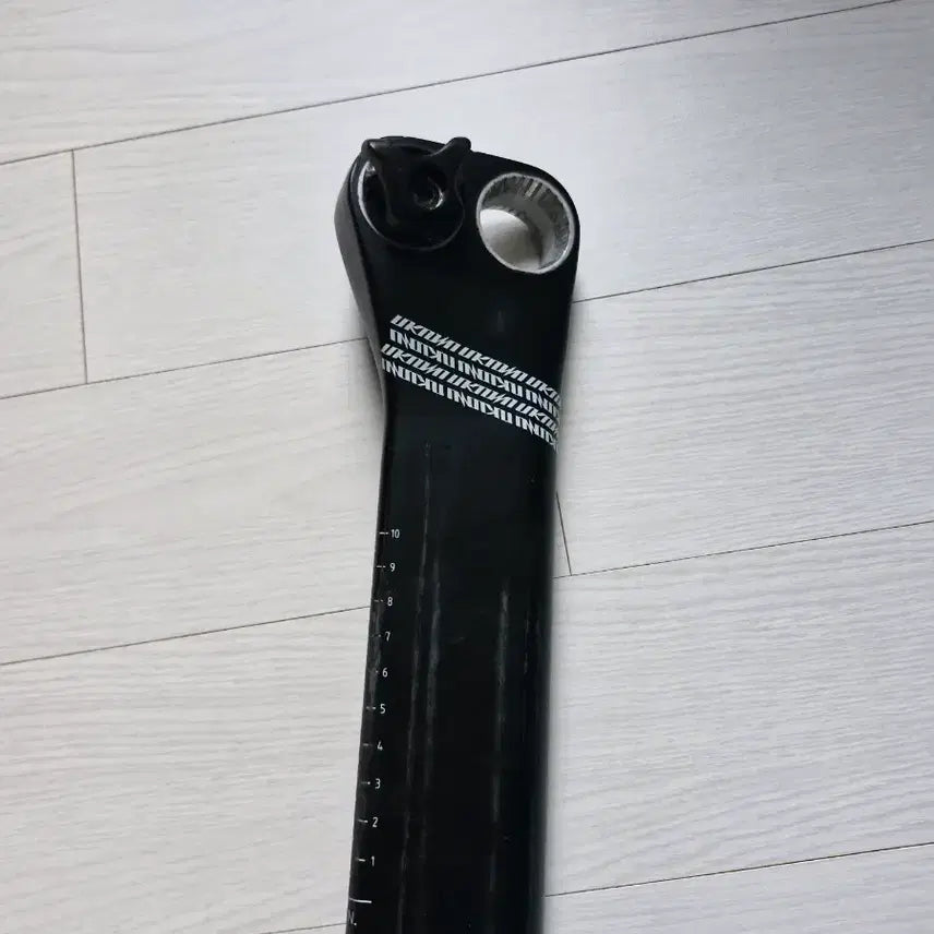 [BUNJANG] Unknown Carbon Seatpost with Saddle / 언노운카본싯포+듣포안장