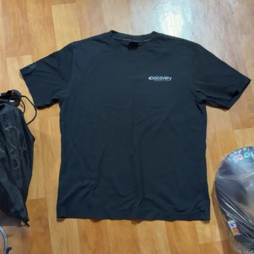 [BUNJANG] Discovery Expedition Logo Short Sleeve T-Shirt Black / 디스커버리 익스페디션 반팔 티셔츠 블랙