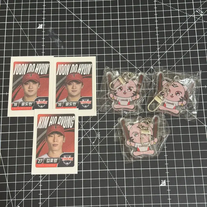[BUNJANG] Kia Tigers KKOKKALCON Badge Yoon Dohyun Kim Ho-ryeong TTIBUSIL / 기아 타이거즈 롯데웰푸드 빼빼로 키링 꼬깔콘 뱃지 윤도현 김호령 띠부씰