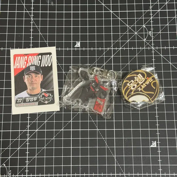 [BUNJANG] KT Wiz Lotte Wellfood Big Pepero Moncher Brooch Jang Sung Woo Sticker / KT 위즈 롯데웰푸드 빅 빼빼로 키링 몽쉘 뱃지 장성우 띠부씰