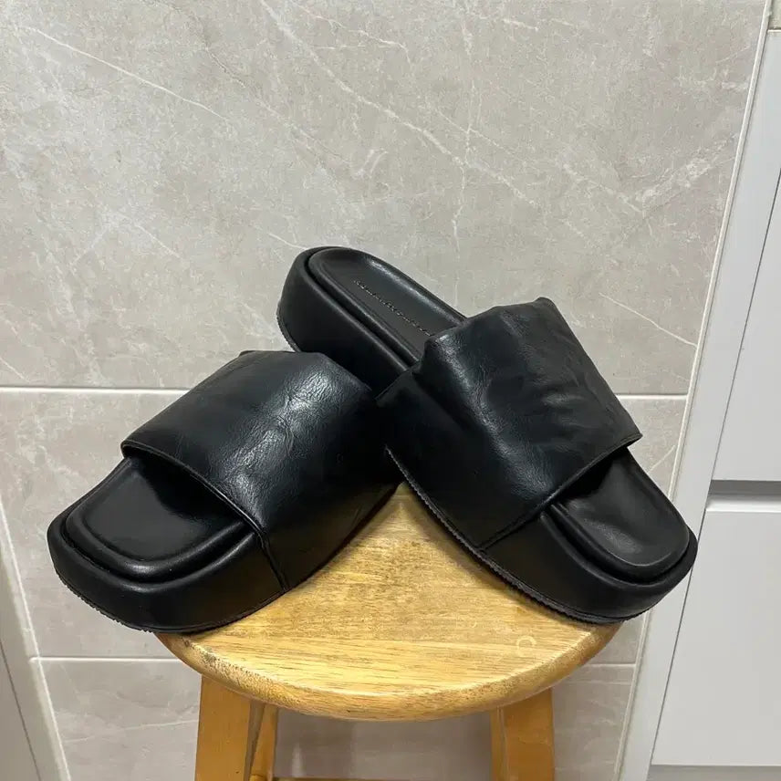 [BUNJANG] Romantic Move x Kkang Platform Heightening Slippers (Black, 280) / (땡처리)로맨틱무브X깡 키높이 슬리퍼(280)