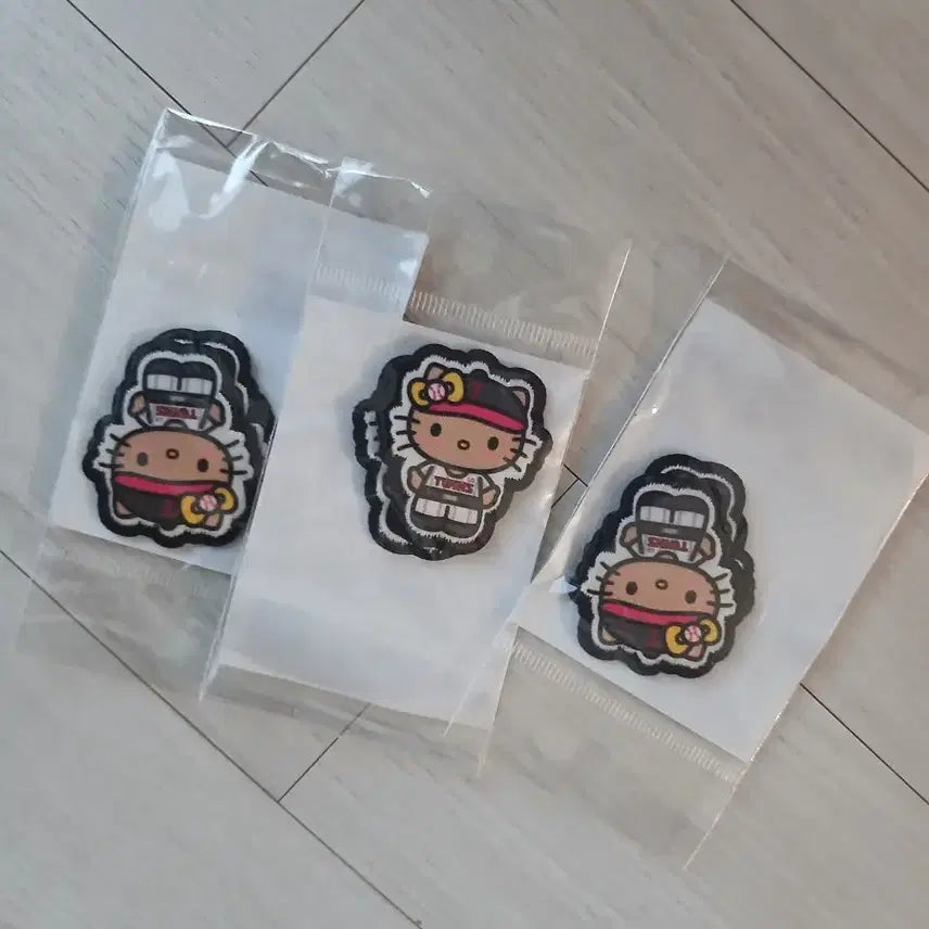 [BUNJANG] LG Twins Hello Kitty Tanning Heat Seal Patch / [당일 발송]lg 엘지트윈스 태닝 헬로키티 미니 열접착패치 캐릭터