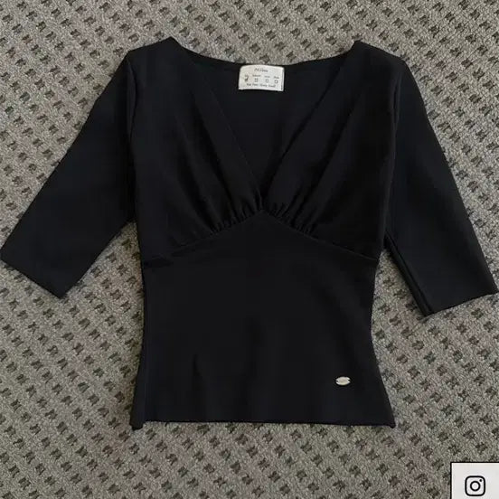 [BUNJANG] Ivoryet Shirring V-Neck Tee Black / 아이보렛 셔링 브이넥 티 블랙