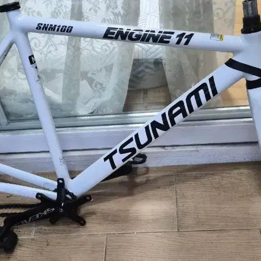 [BUNJANG] Tsunami White M Size Scase Crank Izumi Black Chain Shimano 550 SPD-SL Pedals / 쓰나미 화이트 M 스케이스 크랭크 이즈미 블랙 시마노 550