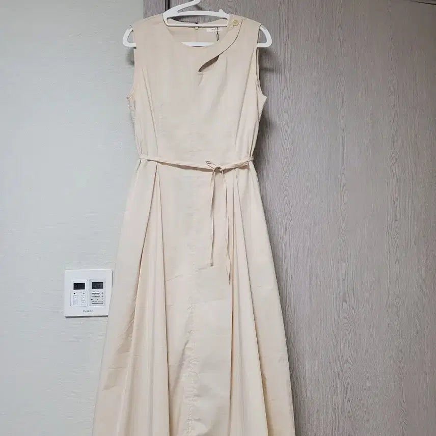 [BUNJANG] Imported Beige Long Dress with Slit Detail / 트임 베이지 수입원피스