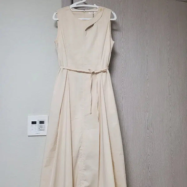 [BUNJANG] Imported Beige Long Dress with Slit Detail / 트임 베이지 수입원피스