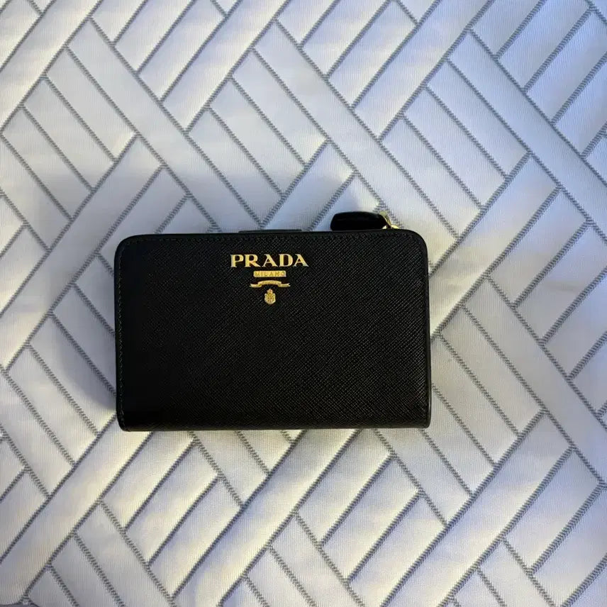 [BUNJANG] Prada Metal Logo Bifold Wallet / 프라다 메탈로고 반지갑 (상태최상)