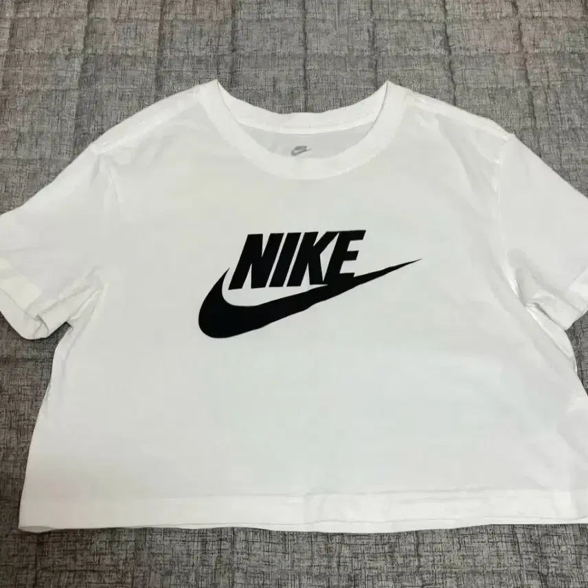 [BUNJANG] Nike Cropped Short-Sleeve T-Shirt White / 나이키 크롭  반팔 티셔츠 화이트