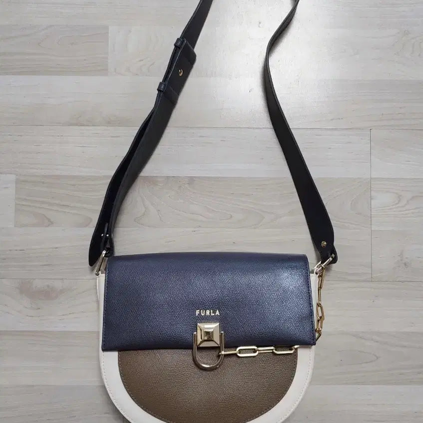 [BUNJANG] Furla Leather Crossbody Bag / FURLA 훌라 크로스백