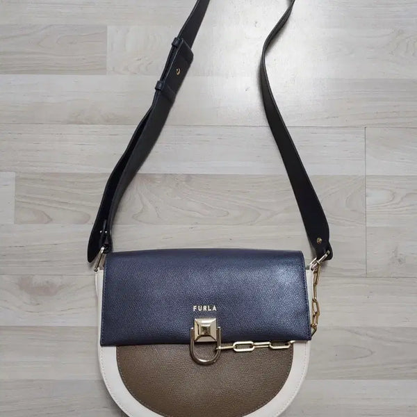 [BUNJANG] Furla Leather Crossbody Bag / FURLA 훌라 크로스백