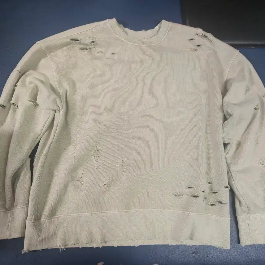 [BUNJANG] Attention로우 Distressed Sweatshirt Size 2 / 어텐션로우 디스트레스드 맨투맨 2사이즈