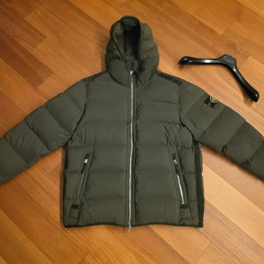 [BUNJANG] Stone Island 23FW Seamless Tunnel Nylon Down Jacket Khaki XXL / 스톤아일랜드 23FW 심리스터널 나일론 패딩 카키 XXL