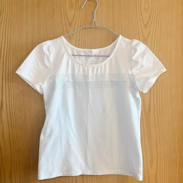 [BUNJANG] Light Blue Short Sleeve T-Shirt with Lace Detail / 러블리 레이스 장식 반팔 하늘색 티셔츠