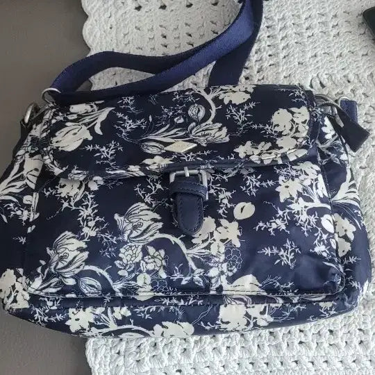 [BUNJANG] Oilily Flower Pattern Crossbody Bag Navy / 오일릴리 플라워 패턴  크로스백 네이비