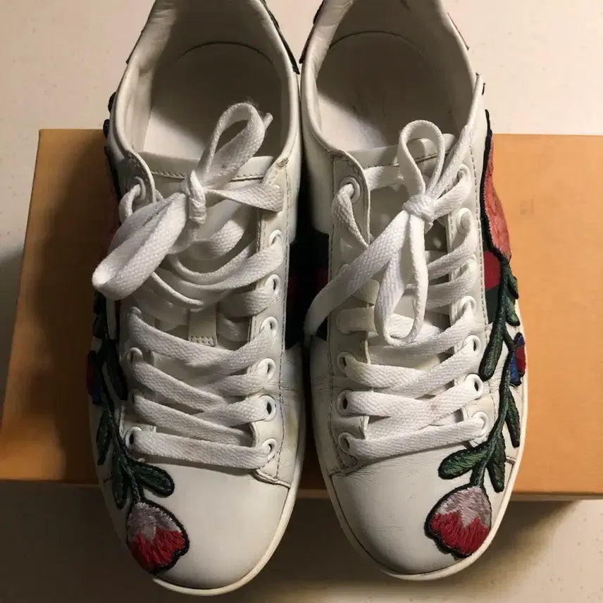 [BUNJANG] Gucci Floral Embroidered Leather Sneakers / 34 구찌 플라워 스니커즈
