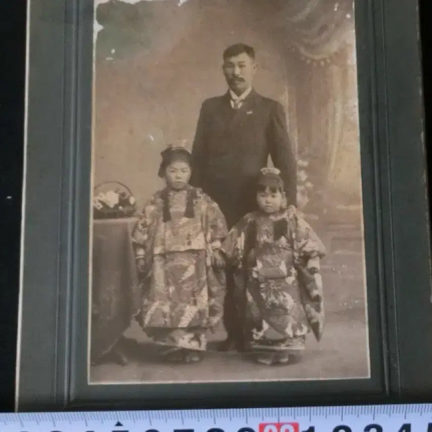 [BUNJANG] Japanese Colonial Era Pyong Yang Photo Studio Family Portrait / 일제시대  평양 사진관에서 찍은 새해 가족사진