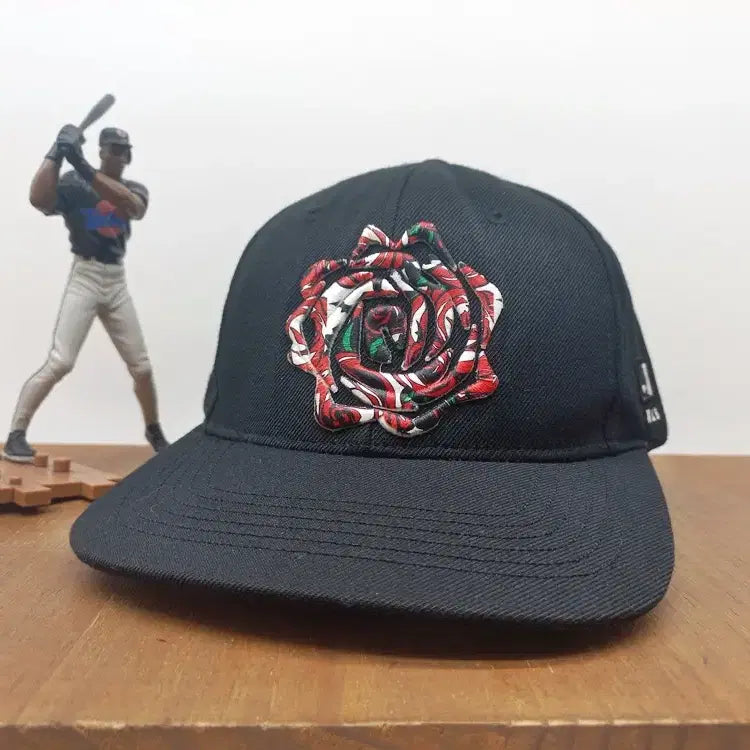 [BUNJANG] MLB Rose Emblem Snapback Hat / MLB 로즈 엠블럼 스냅백 모자 장미 블랙 레드