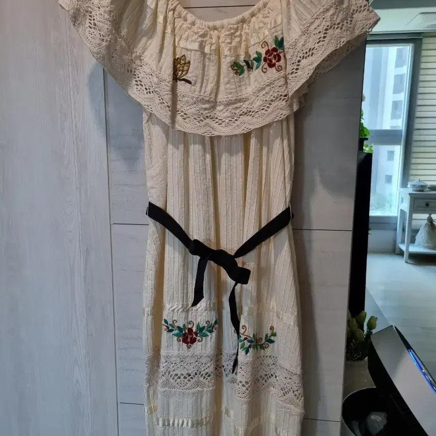 [BUNJANG] Maje Eyelet Embroidery Dress / 마쥬 쟈수원피스