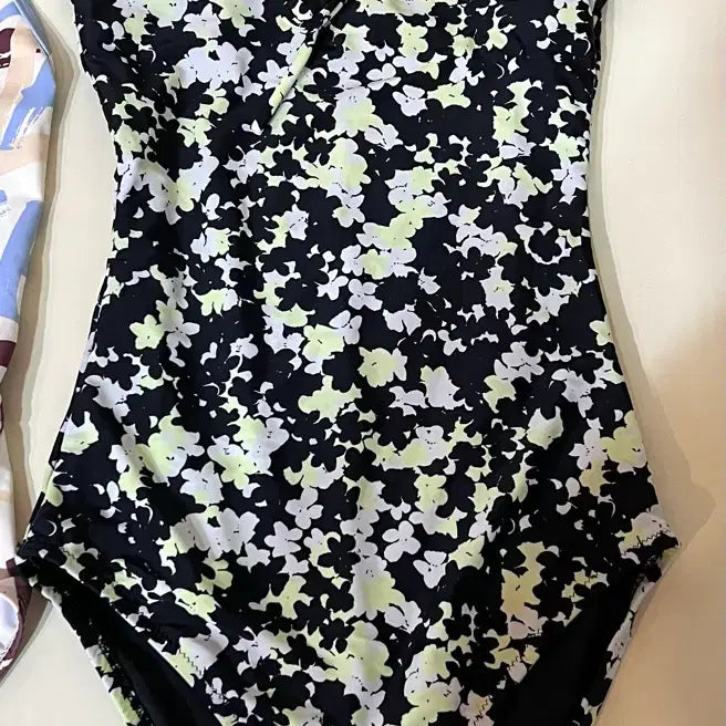 [BUNJANG] Black Floral One-Piece Swimsuit Size 44-55 / 6- 블랙 형광 플로럴 원피스 수영복 44-55 거의새것