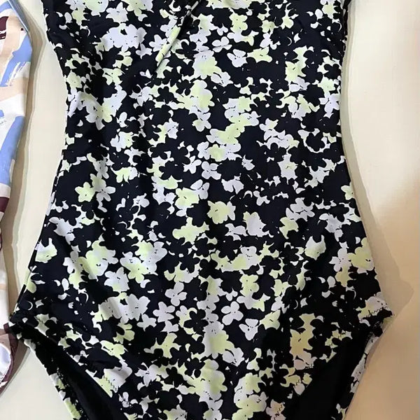 [BUNJANG] Black Floral One-Piece Swimsuit Size 44-55 / 6- 블랙 형광 플로럴 원피스 수영복 44-55 거의새것