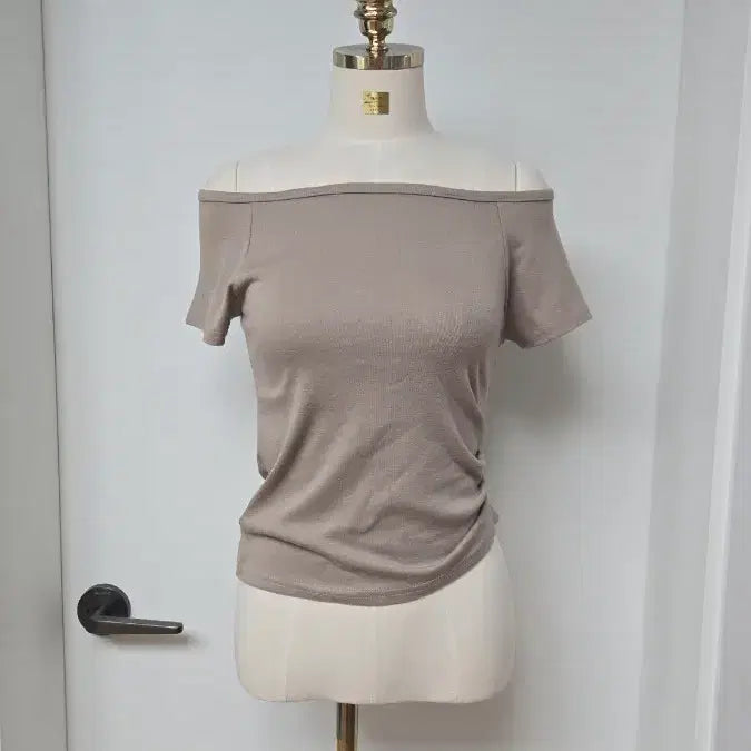[BUNJANG] Off-Shoulder Shirring Short-Sleeve T-Shirt (Light Cocoa) / 오프숄드 한쪽셔링 연코코아 반팔