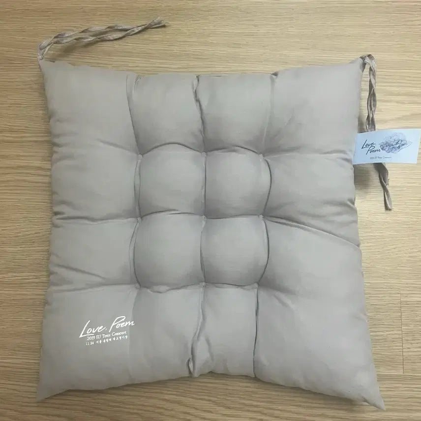 [BUNJANG] IU Love Poem Concert Cushion / 아이유 방석 러브포엠 방석