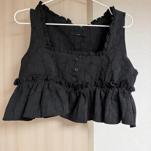[BUNJANG] Love Me Who Jacquard Crop Tank Blouse / 러브미우 자카드 크롭 나시 블라우수