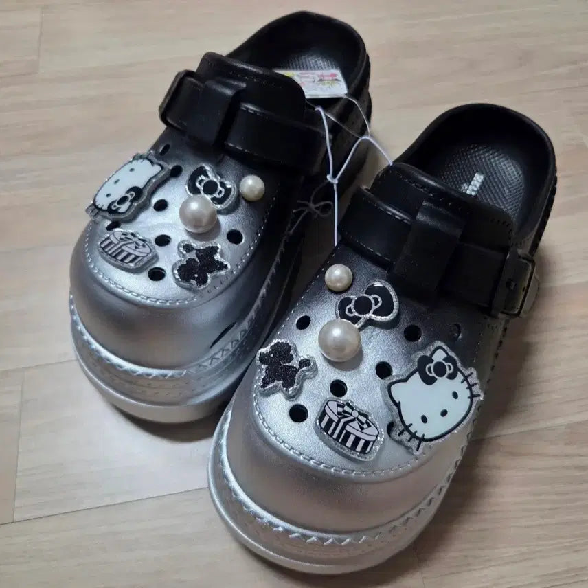 [BUNJANG] Hello Kitty Crocs (240mm) Black Silver / (새상품)헬로키티 크록스(240)(블랙실버)