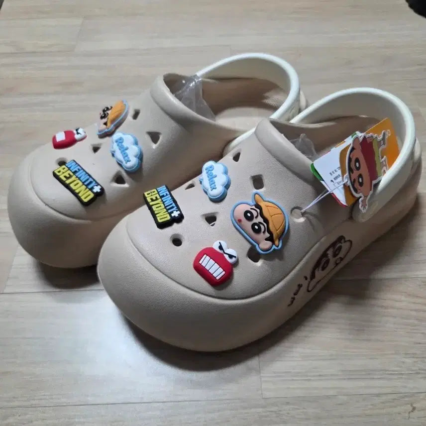 [BUNJANG] Crayon Shin-chan Crocs Beige Size 255 / (새상품)짱구 크록스(255)(베이지)