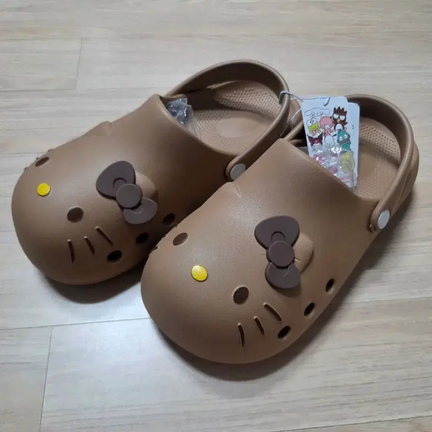 [BUNJANG] Hello Kitty Crocs Brown Size 260 / (새상품)헬로키티 크록스(260)(브라운)