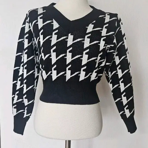 [BUNJANG] V-Neck Knit with Grid Pattern / 격자무늬 브이넥 니트